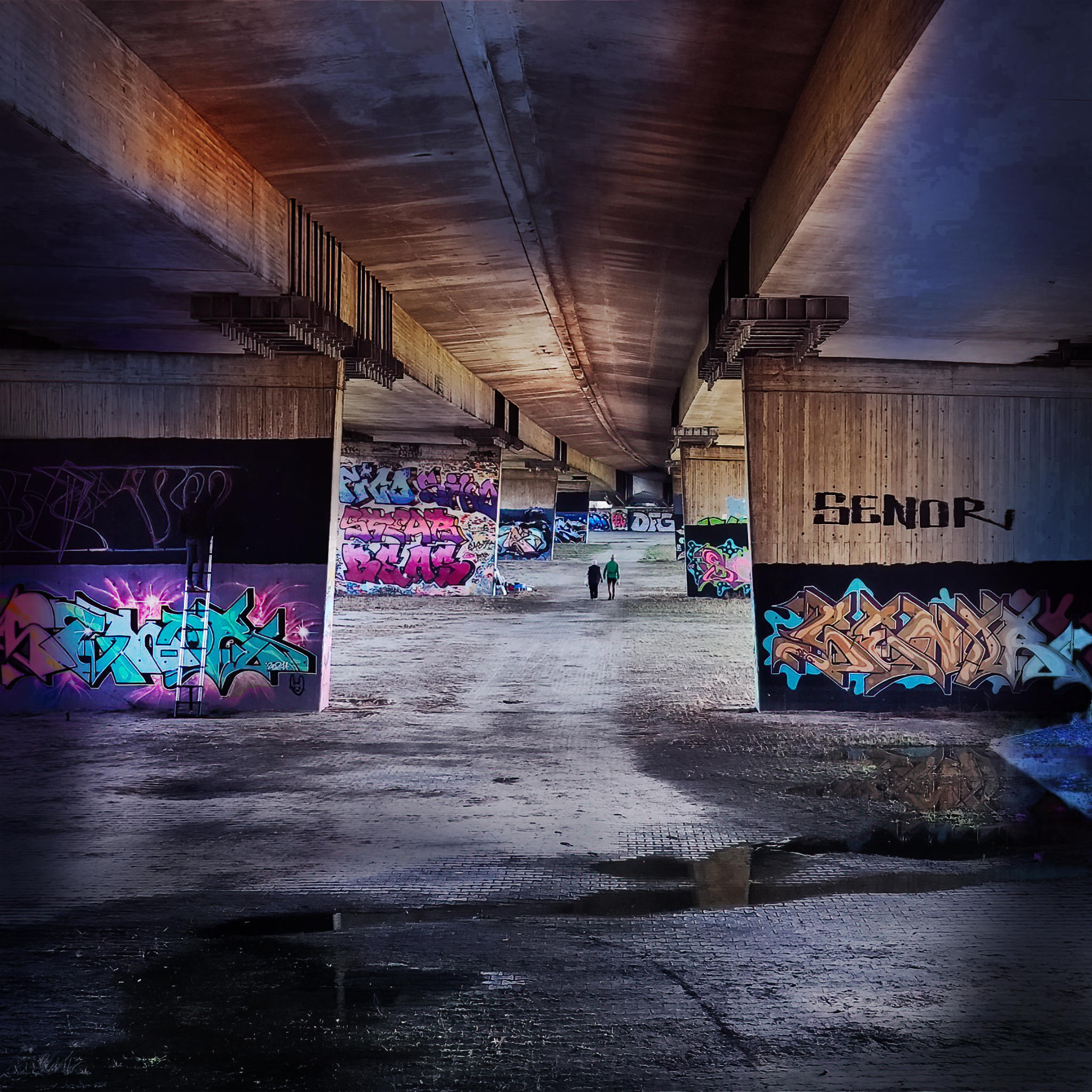 Autobahnbrücke mit Graffiti