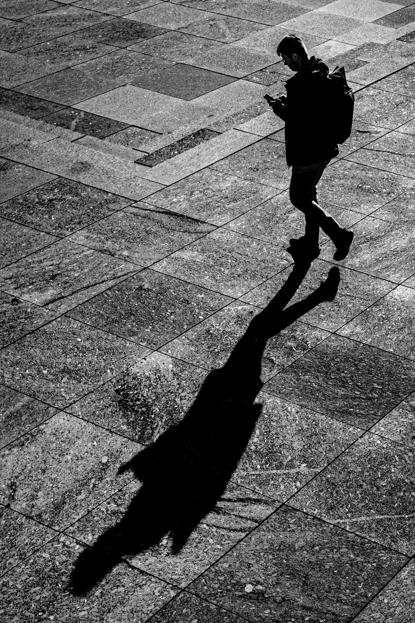 Fußgänger mit langem Schatten