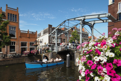Klappbrücke mit blauem Boot